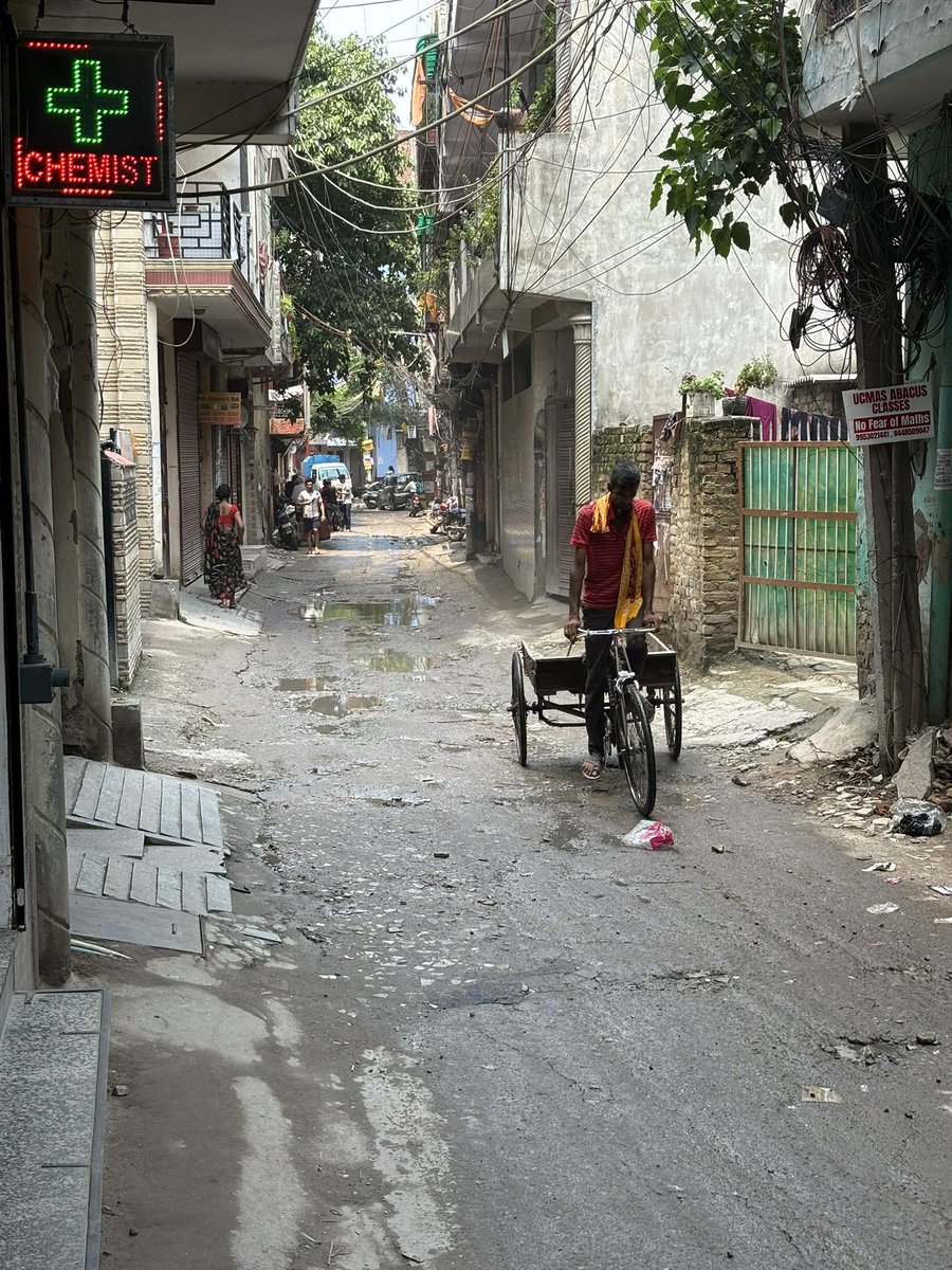 maheep33's tweet photo. Poor road condition, no supply of water and poor sewage defines the current Govt. State of Mehrauli village Kishangarh-bhuiya chowk road no assistance from any department of Govt. @DelhiJalBoard @AAPDelhi @AtishiAAP @ArvindKejriwal @BJP4India @Saurabh_MLAgk https://t.co/Wvnr2If1ay