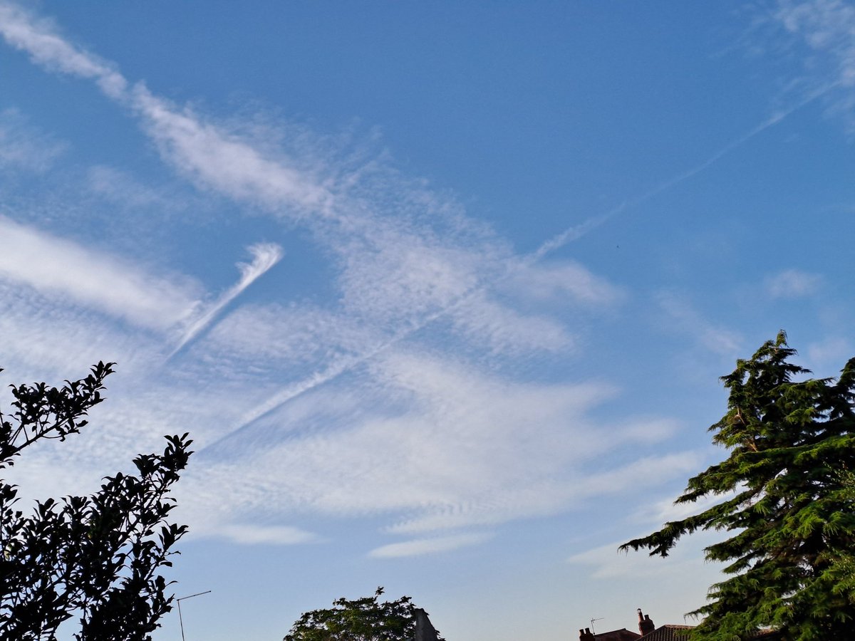 A couple of aeroplane contrails punching through the high cloud over Northampton this evening <a href="/NNskies/">jaja 🐯</a>