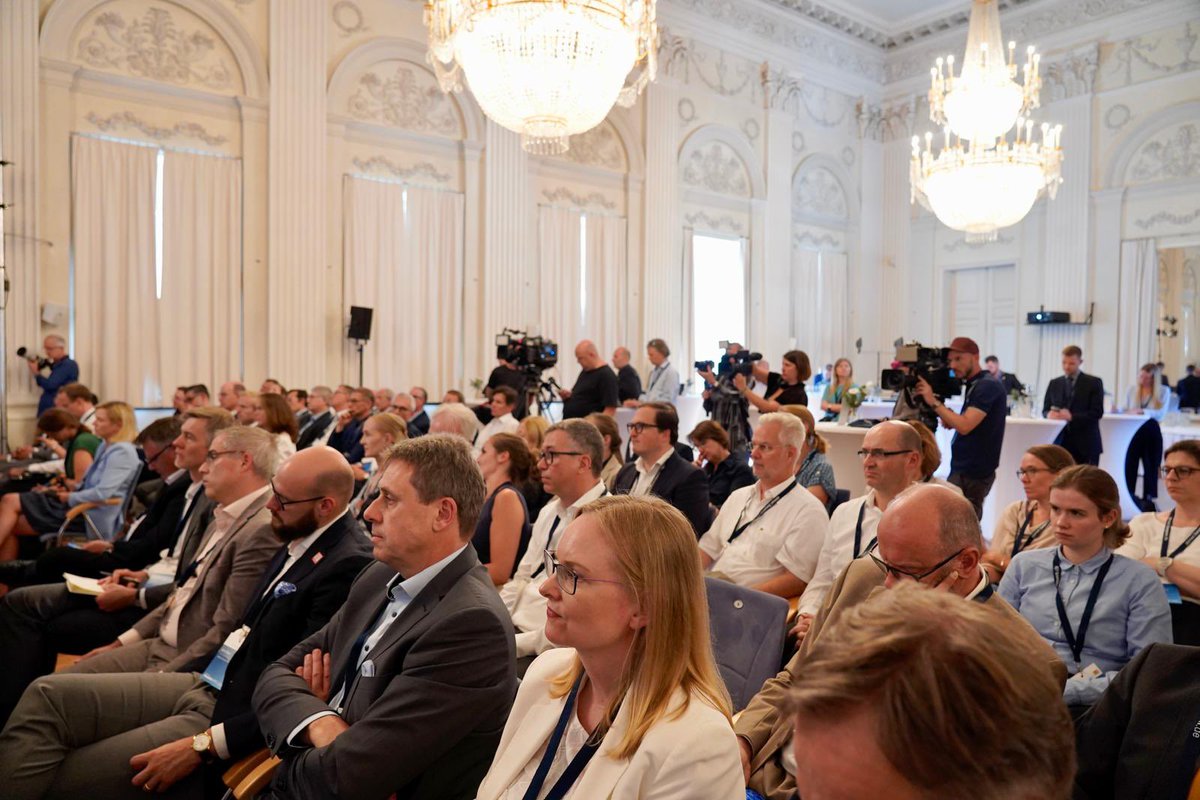 Pharmagipfel in München. Wir müssen Medikamente wieder mehr in D. selbst produzieren. EU öffnet Patente zu schnell, so dass sich Forschung oft nicht mehr lohnt. Erzwungene Rabattverträge gegenüber Herstellern führen zur Abwanderung. Ergebnis: wir haben nicht mal Hustensaft.