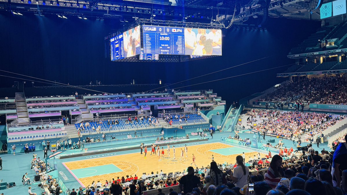 Et c’est parti ! La revanche de la finale des JO de Tokyo , les basketteuses de la team du Japon 🇯🇵 vont défier à nouveau les tenantes du titre de la team USA 🇺🇸 ! 
Ambiance de dingue au stade Pierre Mauroy de Lille 🥳 ! #paris2024
