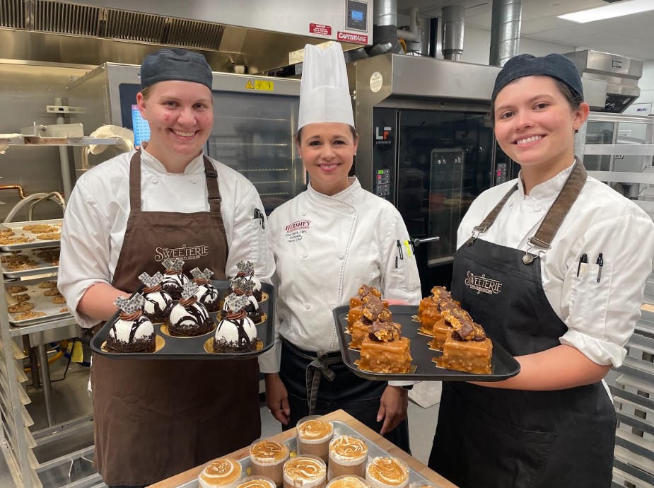 HersheyJobs's tweet photo. Join the #HersheyJobs team as a Pastry Cook 🍰 👩🍳! Help us deliver sweet experiences by crafting desserts at The Sweeterie Confectionary Kitchen & Milton's Ice Cream Parlor 🍫 🍦 at #HPChocolatetown. Apply here: https://t.co/5eH5CU84QY.
#HersheyPA #PastryCook #CulinaryJobs https://t.co/OBGMk3CZDI
