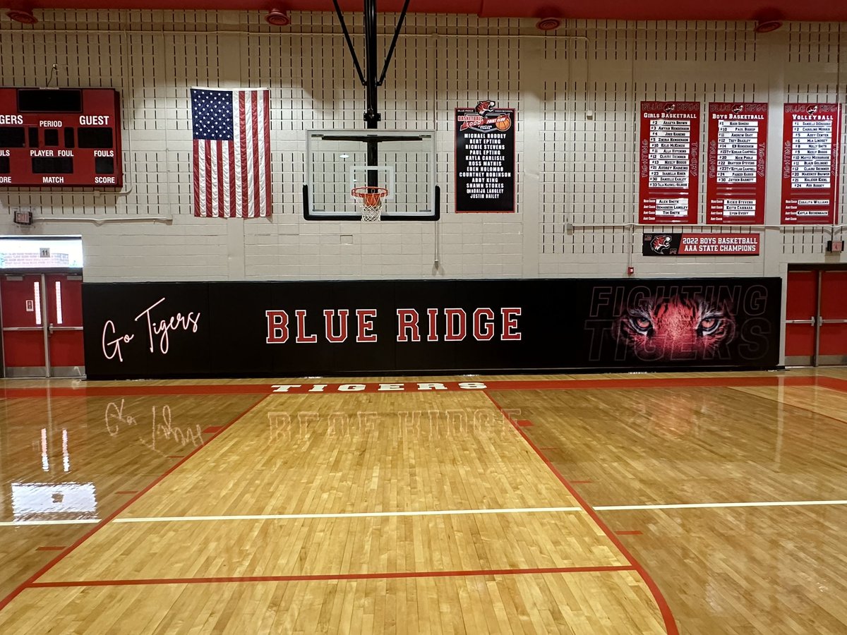 FirstTeam1994's tweet photo. New year, new look! 🔥🐅👀
Wall padding upgrade for @brhstigers!

#TheRidge #GoTigers
@AshleyCWardlaw  @CoachAb24 https://t.co/0aW0IPsi7h