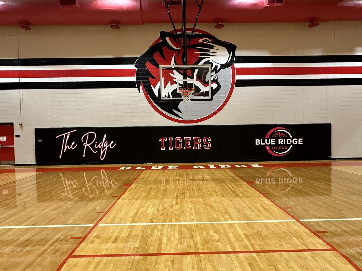 FirstTeam1994's tweet photo. New year, new look! 🔥🐅👀
Wall padding upgrade for @brhstigers!

#TheRidge #GoTigers
@AshleyCWardlaw  @CoachAb24 https://t.co/0aW0IPsi7h