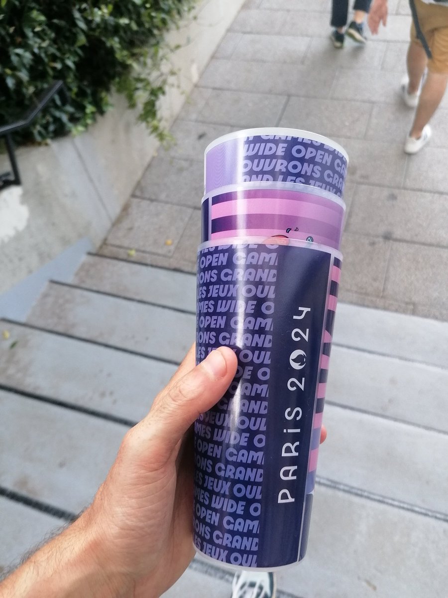 Une Ecocup n'est pas écolo dès lors qu'on vide une bouteille en plastique dedans et qu'on la jette

Tout est fait pour que l'Ecocup ne soit jamais rendue, refaire la queue pour la rendre, la ramener au bon stand..

L'Ecocup est clairement une vente supplémentaire pour <a href="/cocacolafr/">Coca-Cola France</a>