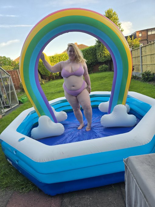 Pool stream anyone? https://t.co/JYPDVHnKPo