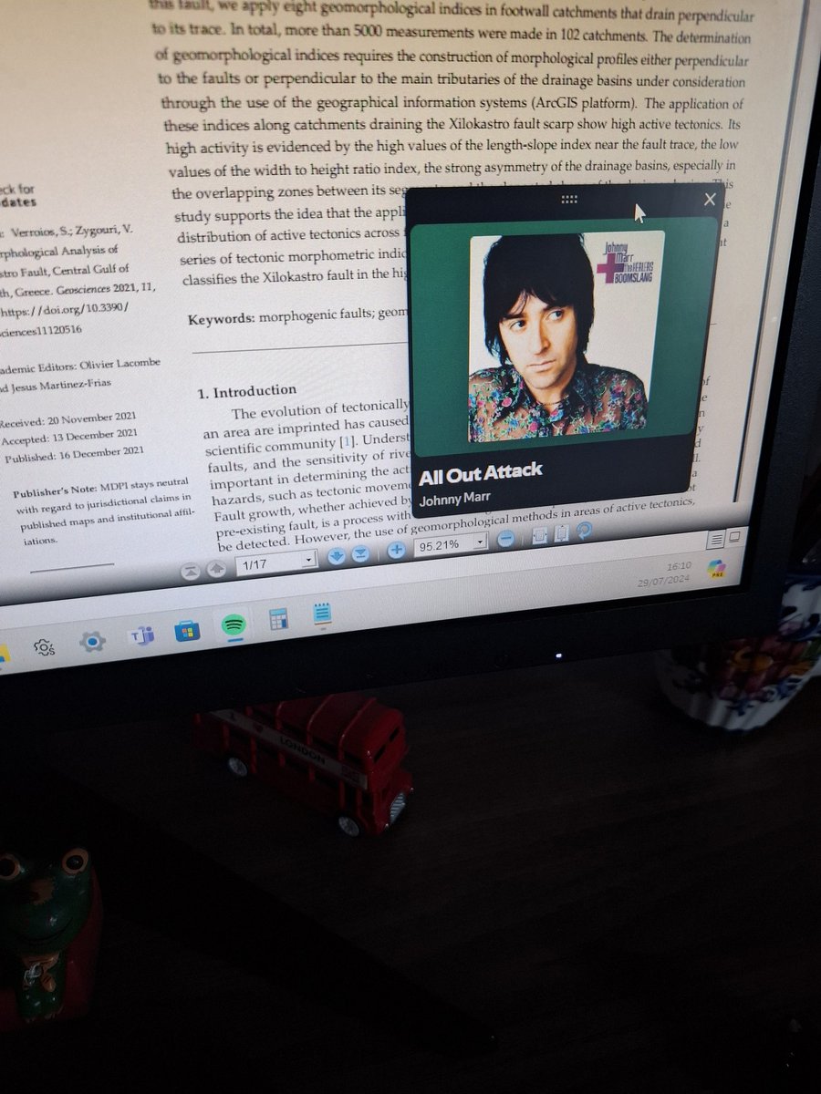 partialmelting_'s tweet photo. My best workmate ♥️ @Johnny_Marr #johnnymarr #AllOutAttack https://t.co/HPT7rB7M3o