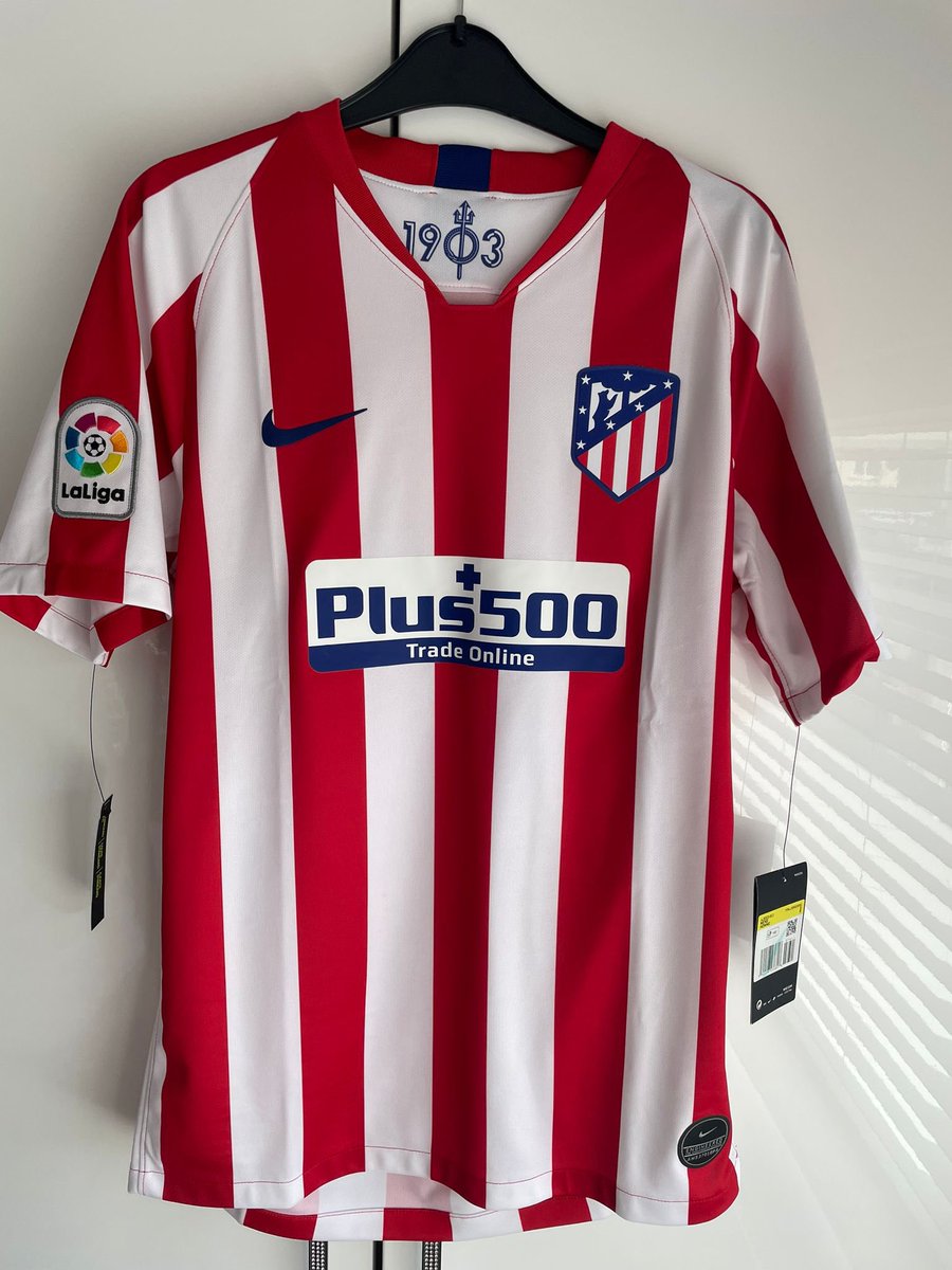 LukeCarter01's tweet photo. @shirt_x All small men’s 

Atletico Madrid 2019/20 home shirt - Brand new with tags £40 

Borussia Dortmund 2017/18 home shirt - Mint condition £35 

AC Milan 2012/13 home shirt - Brand new with tags £50 

Open to offers! 
Feel free to follow and DM me for more pictures👍🏻 https://t.co/H09H4WtBI1