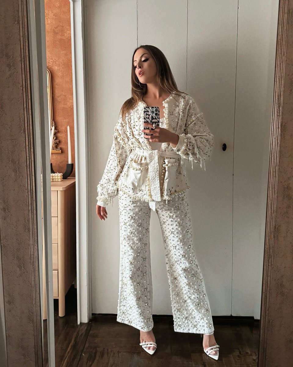dynasty_archive's tweet photo. in love with this set @LizGillies 🤍 https://t.co/3zICNCsvBi