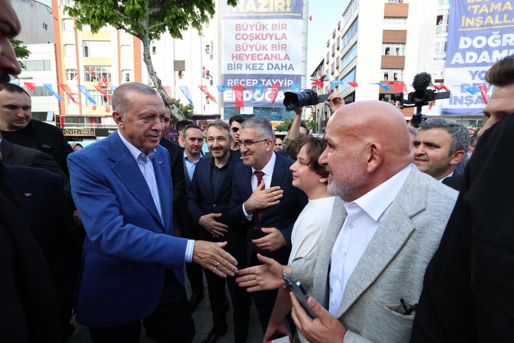 Asırlar boyu cihana adalet dağıtmış bir ecdadın torunları olarak;
 Biz  ne Filistin’den, ne Suriye’den, ne Irak’tan, ne Yemen’den, nede Türkistan’dan vazgeçeriz!
#HaddiniziBileceksiniz Topunuz Gelin
#WeAreErdoğan #SeninleyizErdoğan
#ErdoğanınYanındayım Seninleyiz Reis