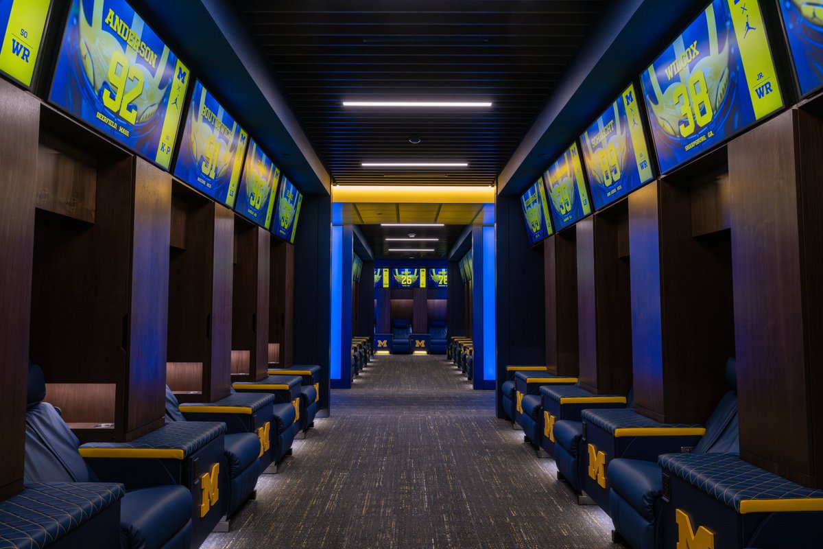 Michigan football unveils new Schembechler Hall locker room, which features lounging areas, pool tables, a golf simulator, bowling lanes and a barber shop. #GoBlue

Look here: on3.com/teams/michigan…