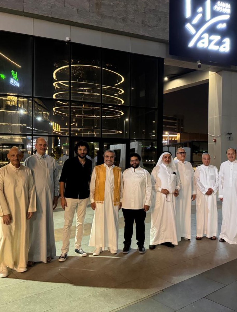 NawafOsaimi's tweet photo. وش قصة هالمطعم ما يجونه الا شخصيات مهمة ؟ 

مطعم يازا في جدة 

https://t.co/uS7r4doSk6 https://t.co/53LsTvZJuq