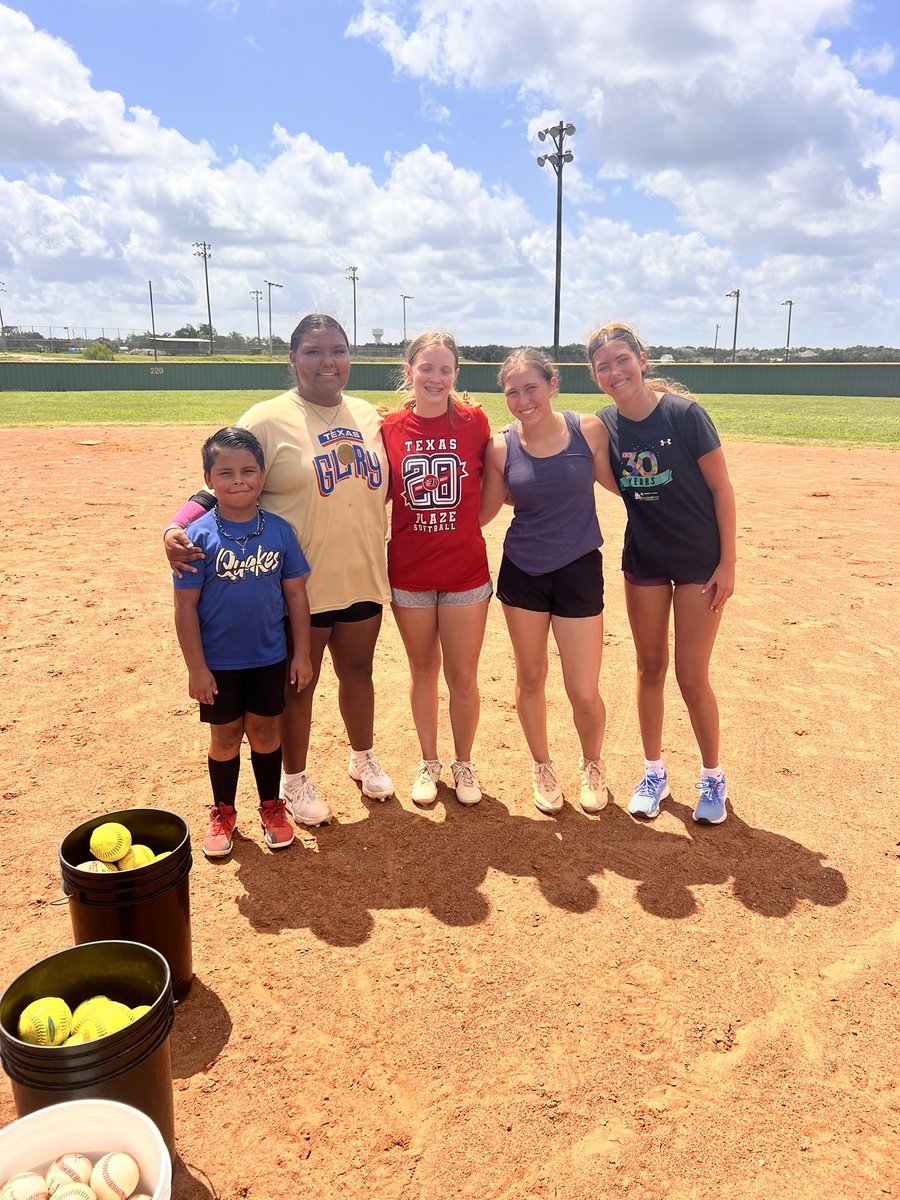 JaiLynnFlores15's tweet photo. A beautiful Monday! 
@DSHSsball https://t.co/xjnwF31p2o
