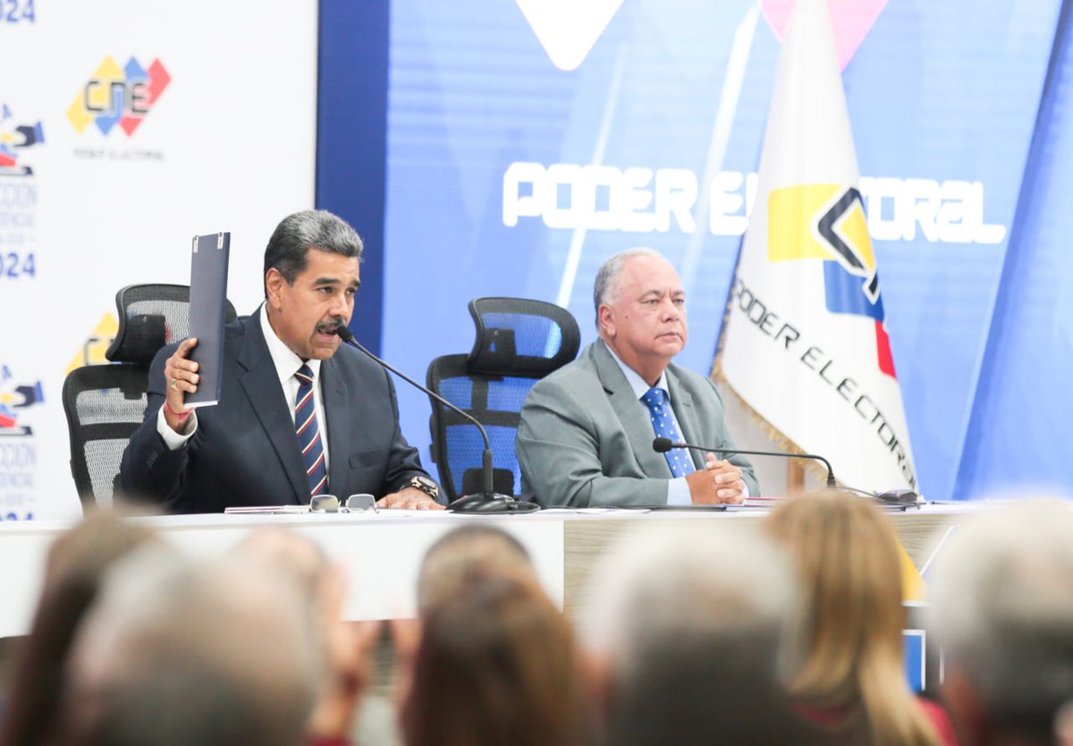 #AsíLoDijo📰“En Venezuela ayer se dio la batalla definitiva contra el fascismo en estas tierras y la ganamos. Le ganamos al fascismo, al odio, a los demonios, las demonias, le ganamos, con la verdad, el pueblo y la Constitución” y “tendrán que respetar la ley”, así como las