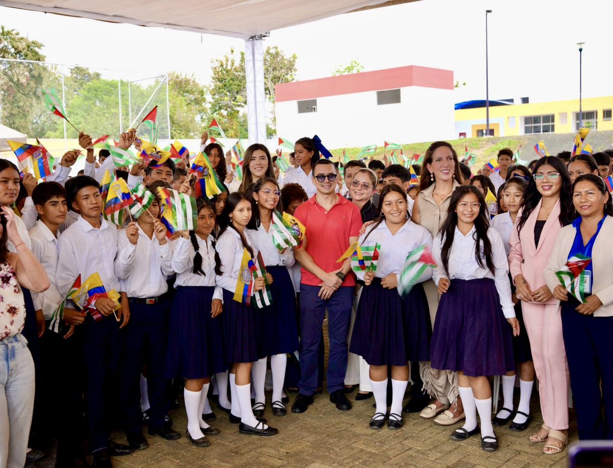 ValenCenteno's tweet photo. Gracias presidente @danielnoboaok! Hoy se inauguró la Unidad Educativa Campuzano en Paján 💚🤍❤️. En el nuevo Ecuador, sí #EsTiempoDeManabí con educación y progreso para nuestra provincia. https://t.co/3guJNpbNyq