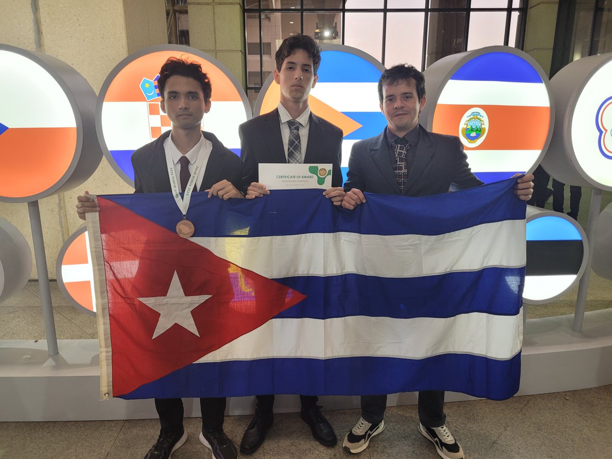 Abdulmalekibra's tweet photo. Visitamos nuevamente la Universidad Rey Saud, esta vez para asistir a ceremonia de clausura de la 56 IChO junto a la pequeña delegación cubana participante, cuyos integrantes obtuvieron ceritificado de reconocimiento y medalla de bronce. ¡Muchas felicidades a ambos y su mentor! https://t.co/YoXeRoXDuv