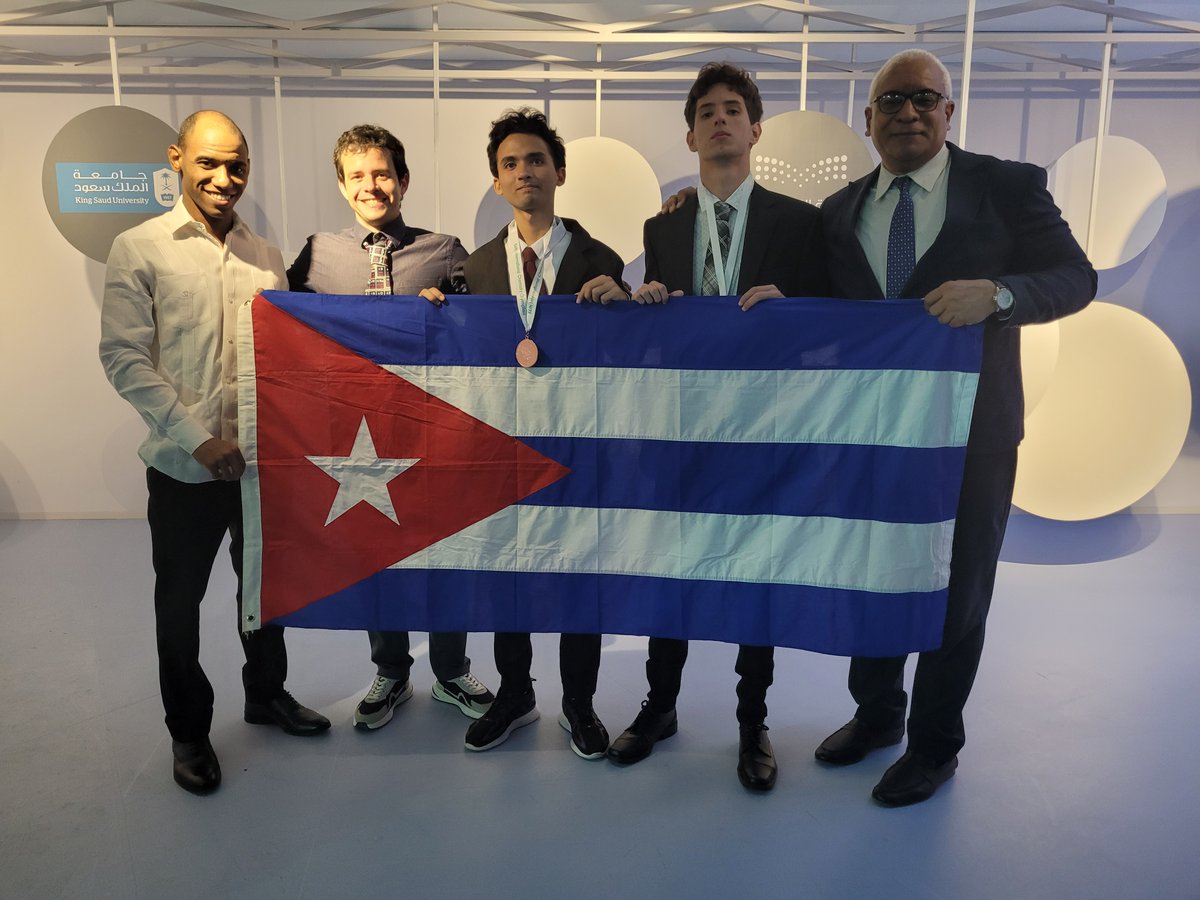 Visitamos nuevamente la Universidad Rey Saud, esta vez para asistir a ceremonia de clausura de la 56 IChO junto a la pequeña delegación cubana participante, cuyos integrantes obtuvieron ceritificado de reconocimiento y medalla de bronce. ¡Muchas felicidades a ambos y su mentor!