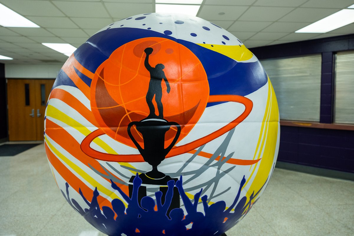 IPSSchools's tweet image. Coming home 🏀

This 6-foot basketball sculpture created for the @NBAAllStar Game has arrived at @GWContinentals! It depicts the undefeated 1969 state champions, led George McGinnis and Steve Downing, one of the greatest high school teams in Indiana history.
