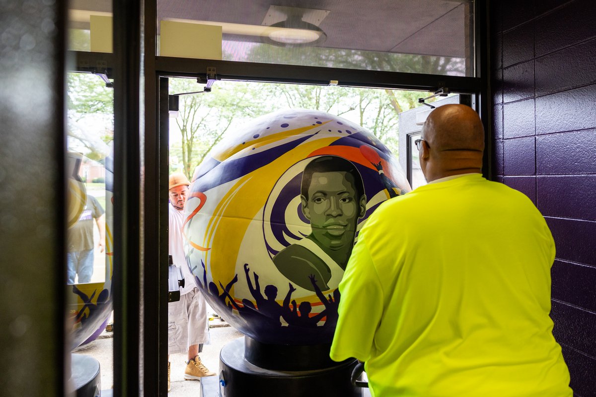IPSSchools's tweet image. Coming home 🏀

This 6-foot basketball sculpture created for the @NBAAllStar Game has arrived at @GWContinentals! It depicts the undefeated 1969 state champions, led George McGinnis and Steve Downing, one of the greatest high school teams in Indiana history.
