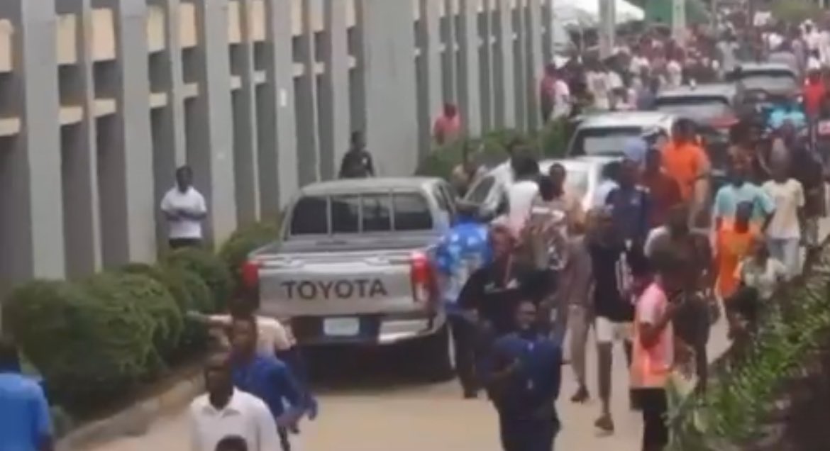 SaharaReporters's tweet photo. Armed Policemen Invade Lagos College Of Education, Shoot At Students, Arrest Others For Speaking Against Alleged Corruption By Provost | Sahara Reporters https://t.co/GUDcuQoU2e https://t.co/4mSN7TzaS0