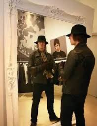 ImsoRegal's tweet photo. Superposition and the quantum mirror. #LiamGallagher. #QuantumMirror https://t.co/wV6lBMafr6