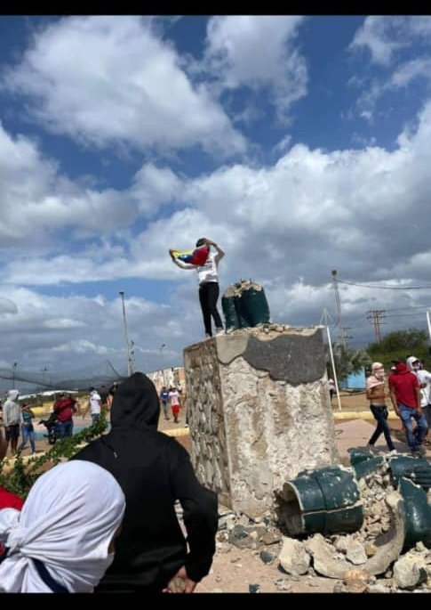 JraissatiJorge's tweet photo. The Venezuelan people are taking down statues of Hugo Chavez! 

 https://t.co/uv3zhA1t3I