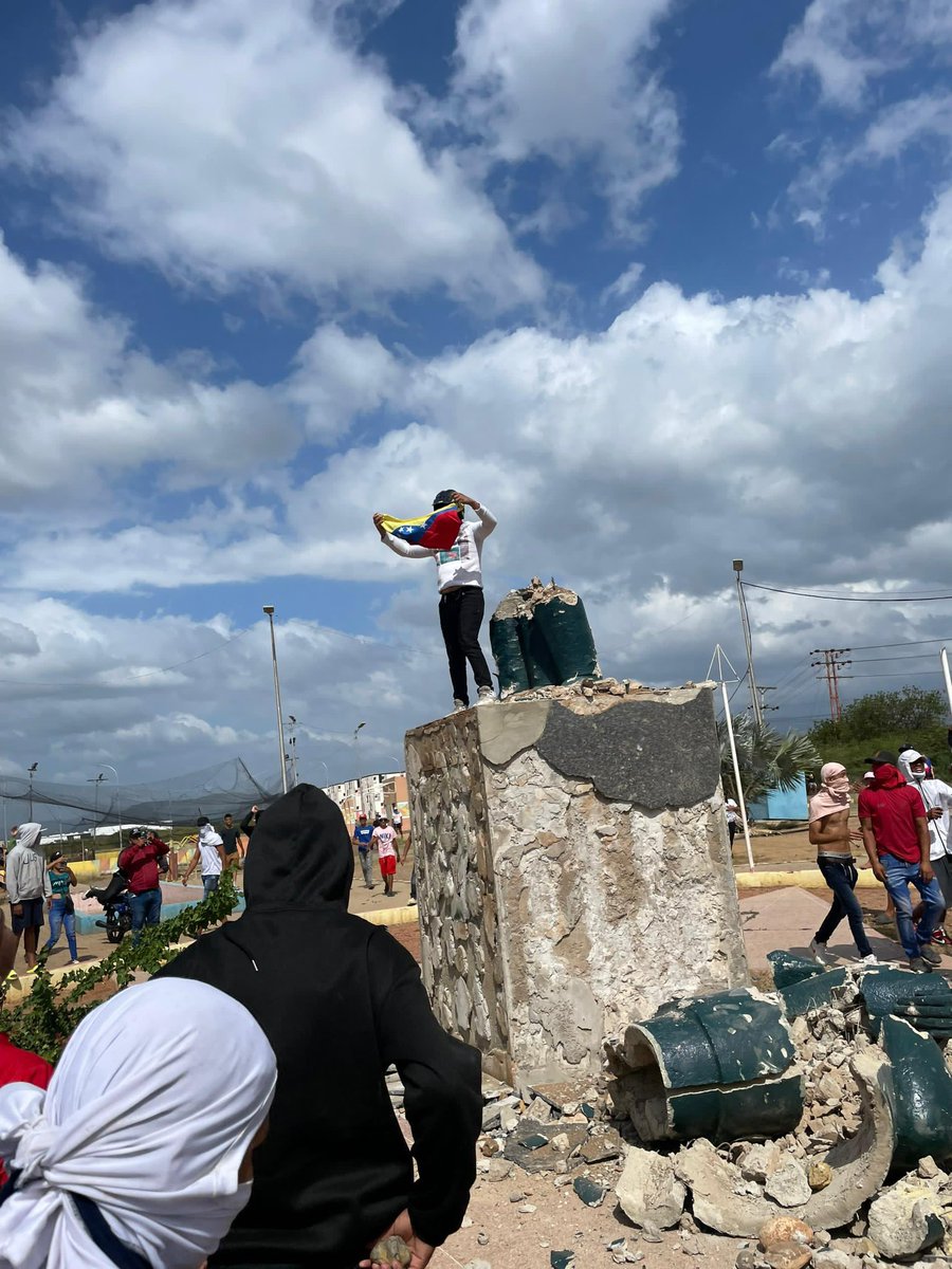 redeelights's tweet photo. en falcón acaban de tumbar la estatua de chavez https://t.co/iwleOG3VcA