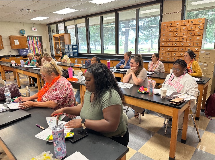 AmyGHeath's tweet photo. ❤️ watching 2nd grade teachers create BOY lesson plan systems and procedures with the fabulous @NorthView_MCS with @TeachLikeAChamp. #LearningLuau https://t.co/fgWdEL7gyZ