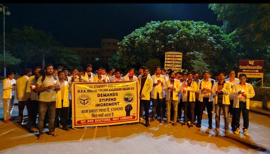 TrishaktiSahani's tweet photo. Strike continues at 🔥MRAMC AMBEDKARNAGAR 
to raise the stipend of ₹12000 to min. of ₹30000 as it's increased in other states too recently.@UPGovt
#UP_MBBS_STIPEND_HIKE
@myogiadityanath
@imamsnup
@yadavakhilesh
 @RahulGandhi
 @MeUPGovt
@brajeshpathakup https://t.co/EXotcYUSBM