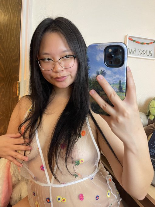 sending pics 🍒 on twitter to everyone that says hi https://t.co/A1GhEHGTBn