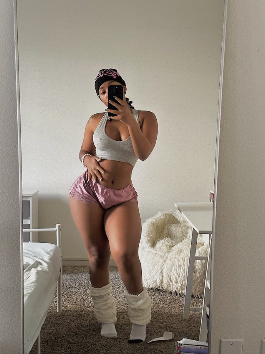 melaninglamour's tweet photo. Comfy princess☁️ https://t.co/5HqtpNqvJ2