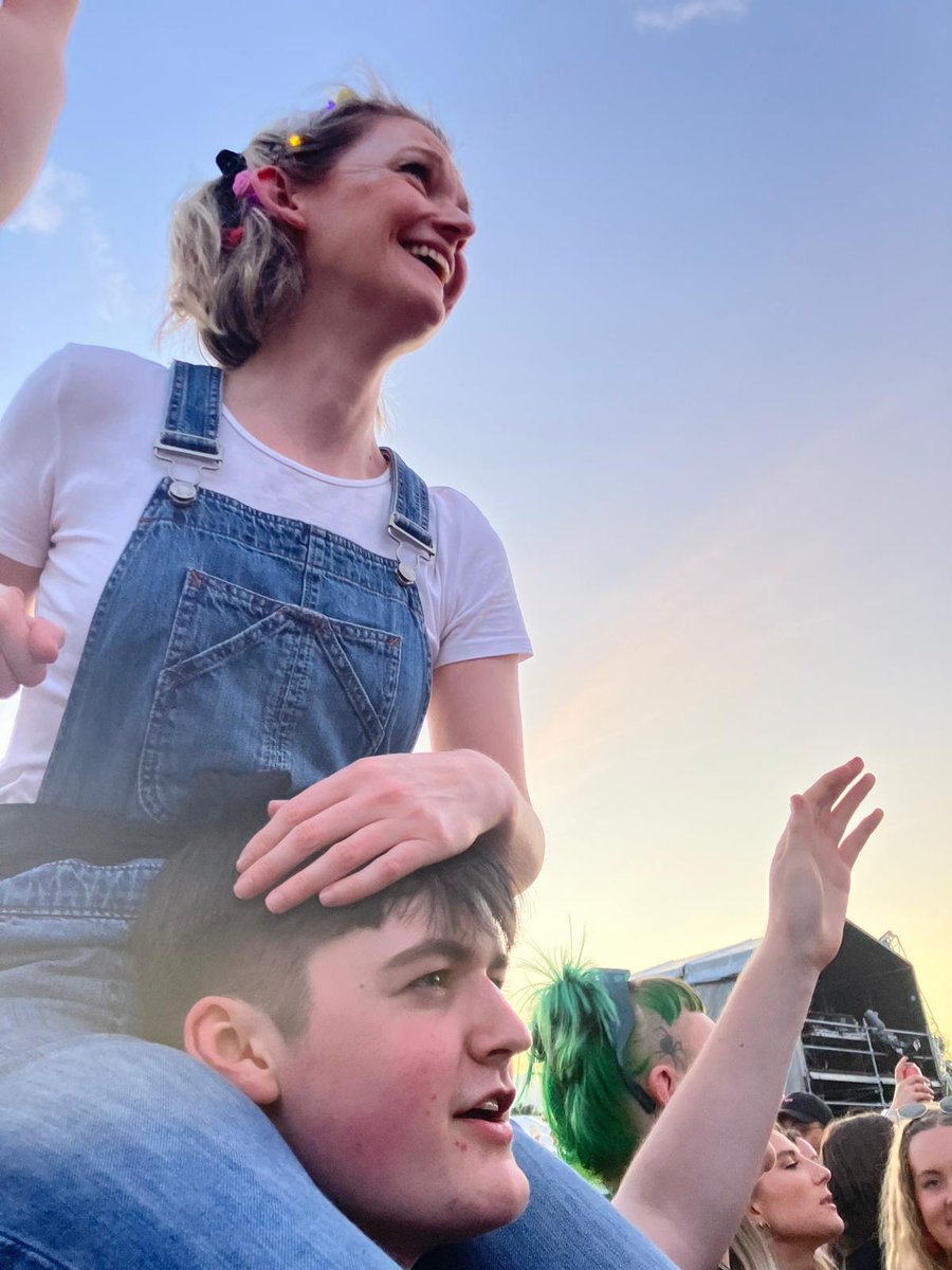 HannahPeck's tweet photo. People with little children sometimes fear the teenage years - but look what fun they are!! Up on my 16 year olds shoulders for #tramlines #PauloNutini https://t.co/EkvBiMrHFw