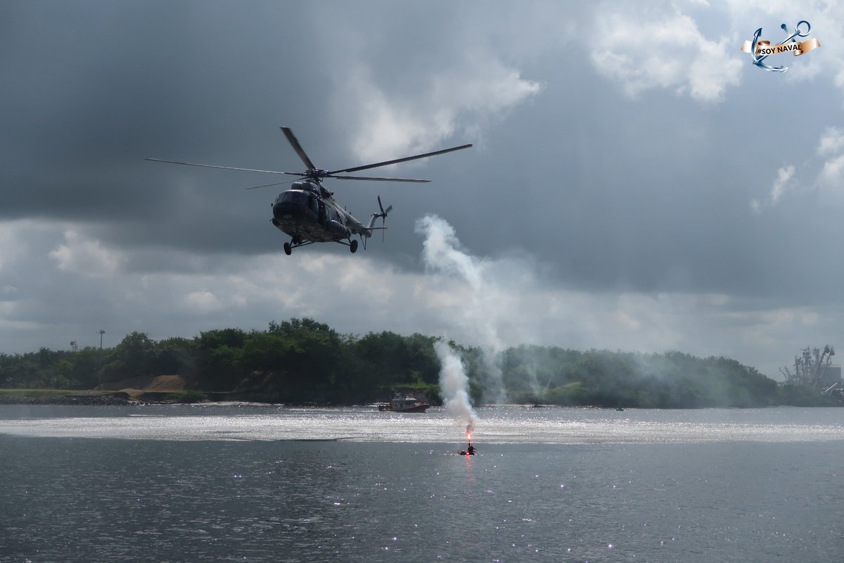 SEMAR_mx's tweet photo. Porque el adiestramiento constante es indispensable para dar #TodoPorLaVida, en Puerto Chiapas #RN16, nuestros #NadadoresDeRescate trabajan en equipo con la tripulación del Helicóptero ANX-2219, para lograr otro ejercicio SAR exitoso.
#ENSAR salvaguarda de la vida humana en la mar.