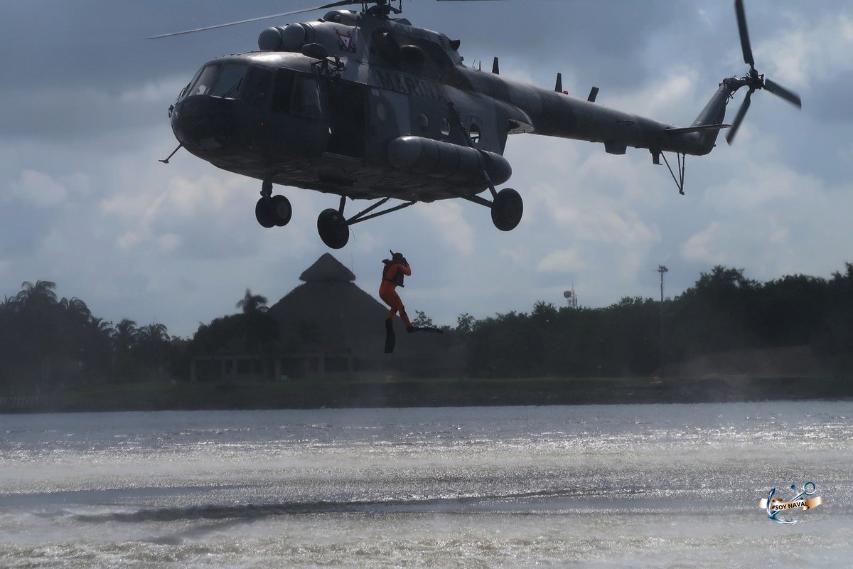 SEMAR_mx's tweet photo. Porque el adiestramiento constante es indispensable para dar #TodoPorLaVida, en Puerto Chiapas #RN16, nuestros #NadadoresDeRescate trabajan en equipo con la tripulación del Helicóptero ANX-2219, para lograr otro ejercicio SAR exitoso.
#ENSAR salvaguarda de la vida humana en la mar.