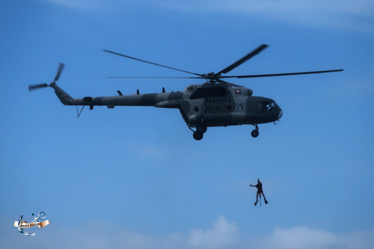 SEMAR_mx's tweet photo. Porque el adiestramiento constante es indispensable para dar #TodoPorLaVida, en Puerto Chiapas #RN16, nuestros #NadadoresDeRescate trabajan en equipo con la tripulación del Helicóptero ANX-2219, para lograr otro ejercicio SAR exitoso.
#ENSAR salvaguarda de la vida humana en la mar.