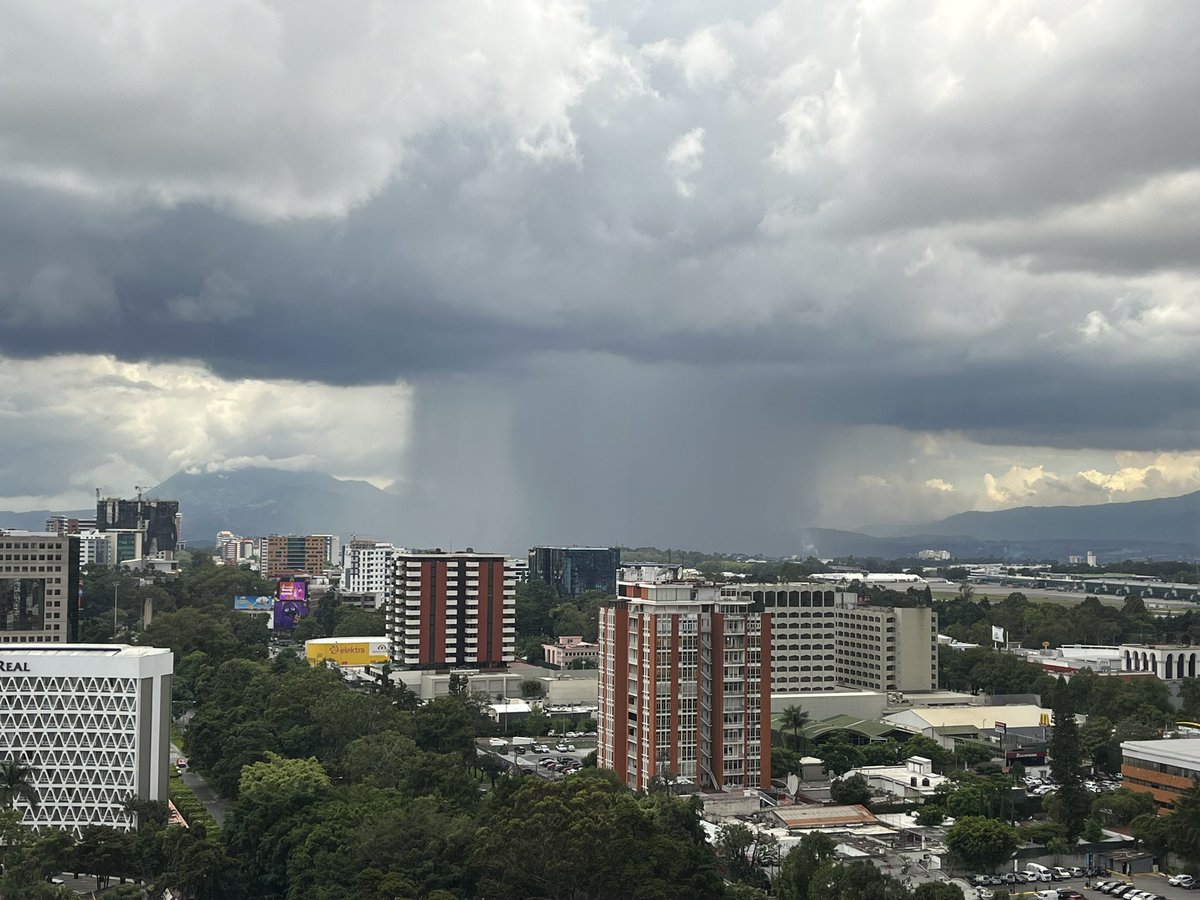 Corallopez's tweet photo. Ya vienen…. 🌧️🌧️🌧️🌧️ https://t.co/rqSuiR52R2