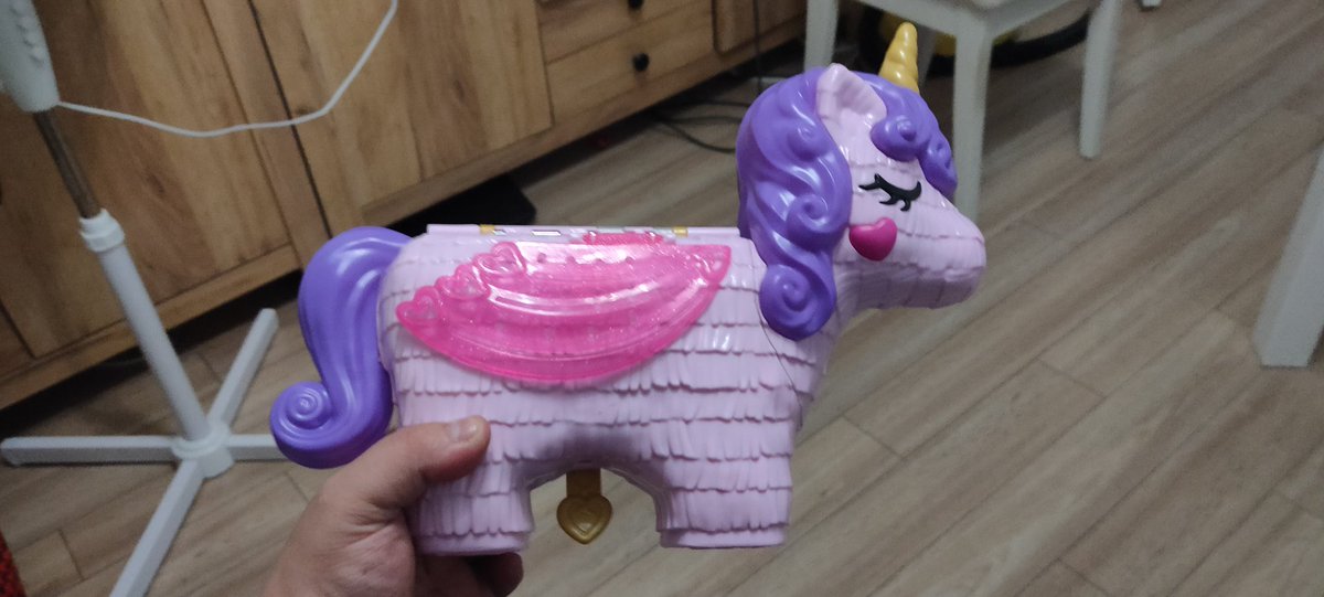 sprzedawcapaczy's tweet image. Zabawka mojej córki. No żesz kurwa mać. #designfail