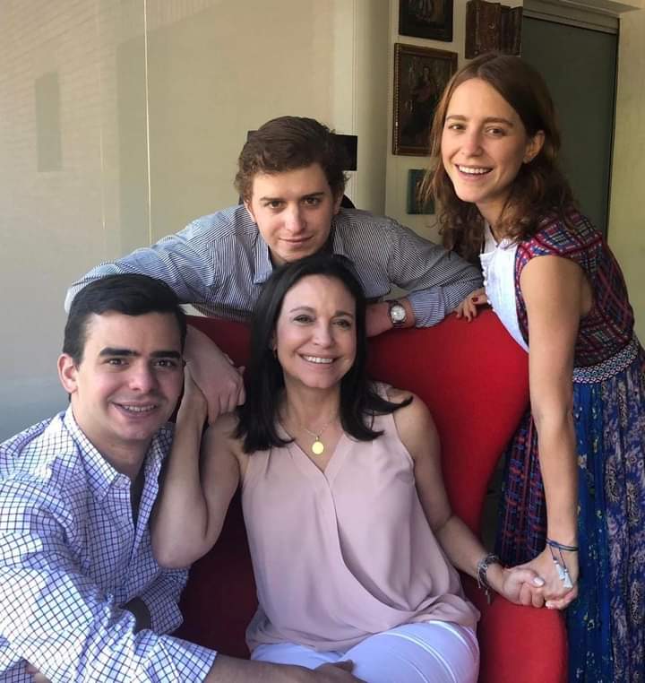 Maricorinistas inmundistas cuando  veas a estos jóvenes
 protestando en Catia, Petare o en el Centro con su mami, creeré en tú protesta,te están utilizando y utds pondrán otra vez los herido o muertos ,o volverán a quemar personas defendiendo qué? Los usan como tontos .