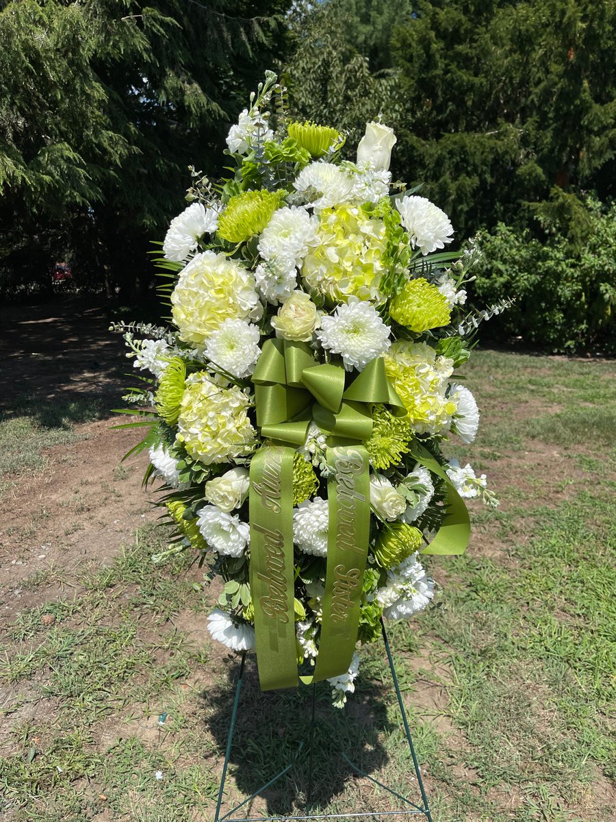 SteinFlorist's tweet photo. Love the shades of green our customers requested for this spray.
.
.
#steinflorist #steinyourflorist #flowers #florist #flowershop #floristry #shopsmall #shoplocal #smallbusiness #phillyflorist #philadelphiaflorist #NJflorist #green #sympathyflowers https://t.co/IZbOG95zLZ