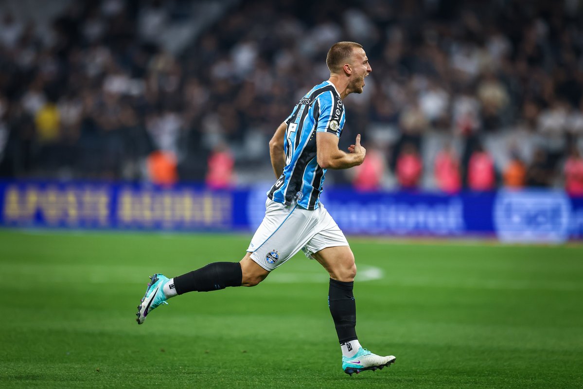 SofascoreBR's tweet photo. 🔎 Rodrigo Ely foi o zagueiro com a maior Nota do @Brasileirao 2024 em julho. 👏👏

⚔️4 jogos
⚽️1 gol
🚀82% duelos aéreos ganhos (!)
💪79% duelos ganhos (!)
🔐35 ações defensivas (!)
🆚6 desarmes
🔁1 drible sofrido (!)
❌0 erros defensivos graves (!) 
💯Nota Sofascore 7.58 https://t.co/7wrtXucxqK
