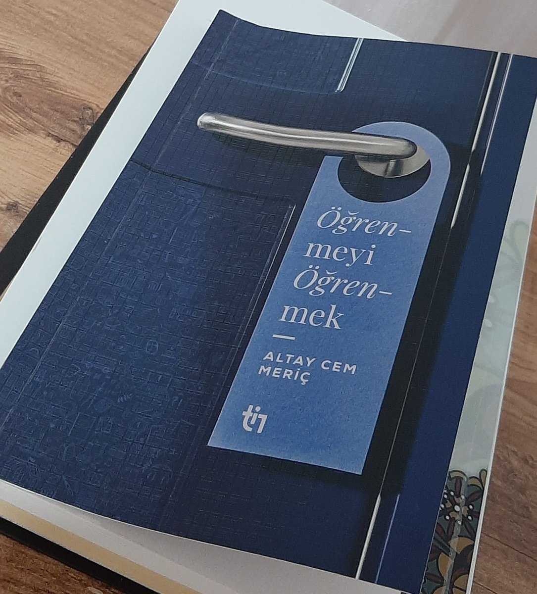 Soluksuz okudum. Hayatın içinden bir kitap olmuş. Başta ön yargılydım sıradan tavsiyelerle doludur diye. Tam tersine sıradaşı bir gözlem ve tefekkürün neticesi bir kitap olduğu her cümleden anlaşılıyor. İlme, hayata, öğrenmeye bakışımı değiştiren bir kitap oldu.