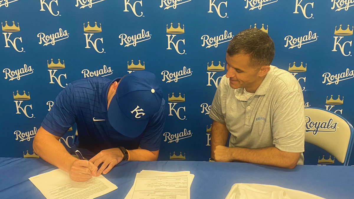 Raising Royals tweet media