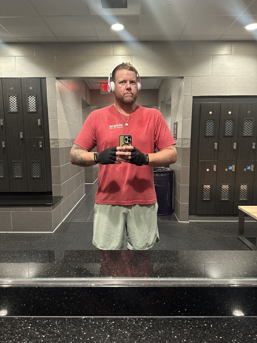 FaithIronFit's tweet photo. Not going to lie: I did NOT want to go to the gym 😴
Psyched myself up ⬆️ and showed up ⚙️💪🏼
#VeeFit #VeeDads #ThicNJuicy #GetStrongForVeecon https://t.co/j7Qp1HodTb