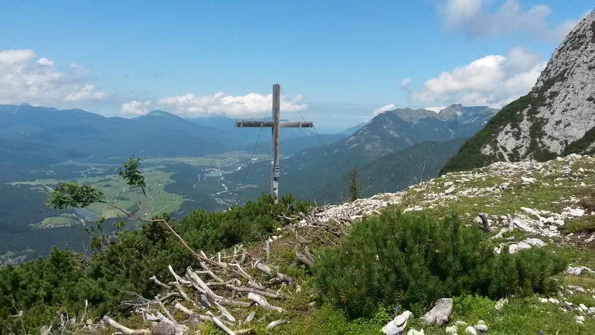 Der Lindenkopf oder Lindlähnekopf 1795m ist vielleicht Kletterern bekannt, die aufs Gerberkreuz 2305m im Karwendel wollen. Deren Tour startet in der Nähe. Wandern kann man von der Mittenwalder Hütte auf schmalem Pfad. 10km 5h40 980Hm heute mit DB und RVO 3h30 für An- und Abreise