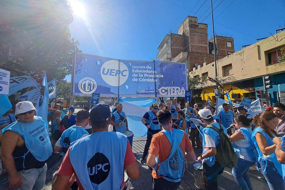 vmeducativa's tweet photo. SE AGUDIZA EL CONFLICTO DOCENTE EN CÓRDOBA: PARO ESTE LUNES Y MARTES

UEPC desestimó la propuesta presentada por el gobierno. Señaló que es "no es suficiente, ni superadora". Pidió también que se suspenda la formación y Feria de Ciencias de este viernes.

https://t.co/ckx27TOSOg https://t.co/e1yF5bVdXE