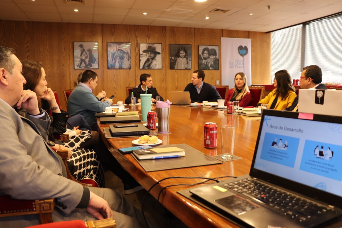defensorianinez's tweet photo. El Defensor de la Niñez @AnuarQuesille, junto a su Coordinador Ejecutivo, se reunieron hoy el equipo de Fundación San Carlos de Maipo @fsancarlos, encabezado por su gerente general, Marcelo Sánchez @Marcelosancheza. 

El Defensor pudo conocer un poco más del trabajo de la fundación en temáticas de niñez y adolescencia, con el fin de evaluar espacios de colaboración en la protección  y promoción de los derechos de niños, niñas y adolescentes en Chile.