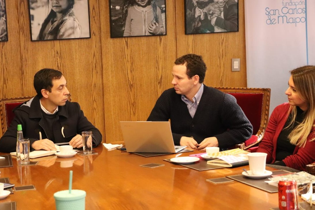 defensorianinez's tweet photo. El Defensor de la Niñez @AnuarQuesille, junto a su Coordinador Ejecutivo, se reunieron hoy el equipo de Fundación San Carlos de Maipo @fsancarlos, encabezado por su gerente general, Marcelo Sánchez @Marcelosancheza. 

El Defensor pudo conocer un poco más del trabajo de la fundación en temáticas de niñez y adolescencia, con el fin de evaluar espacios de colaboración en la protección  y promoción de los derechos de niños, niñas y adolescentes en Chile.
