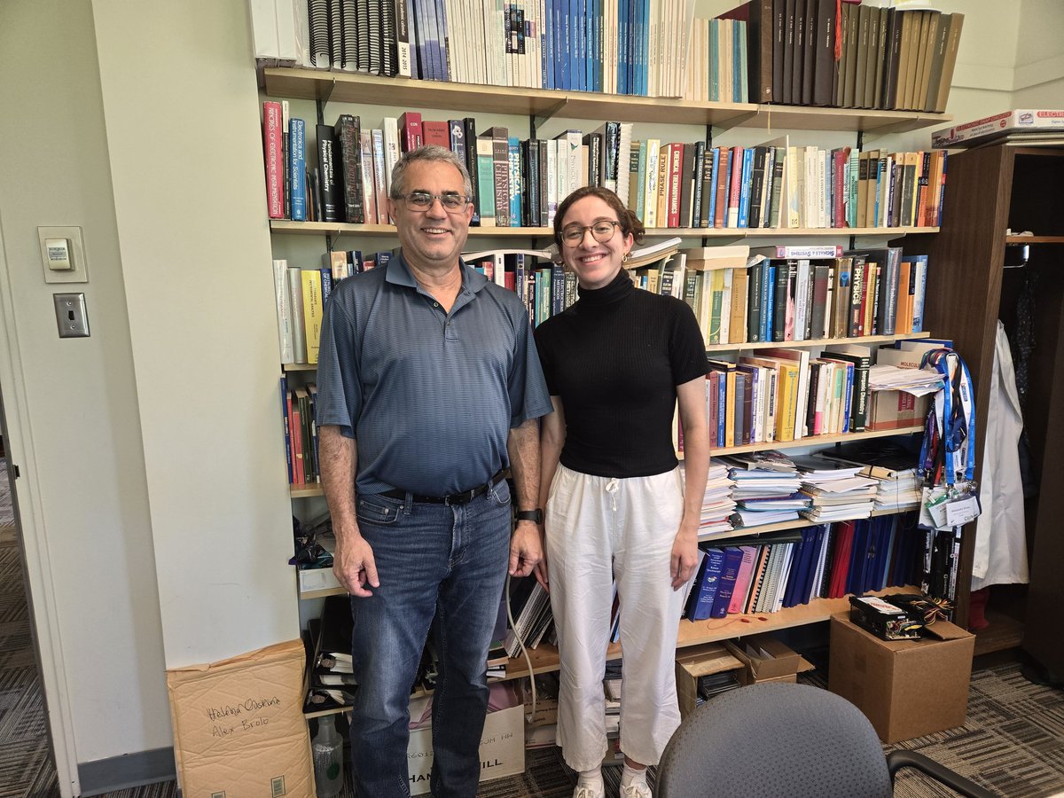 agbrolo's tweet image. Two #undergrad #research students are returning home 🇧🇷 @iq_usp this week. Both Ana and Larissa worked really hard and brightened up our lab this #summer. Everyone in our group will miss them a lot. Ana and Larissa, please, keep in touch and I hope to see you in #yyj again soon.