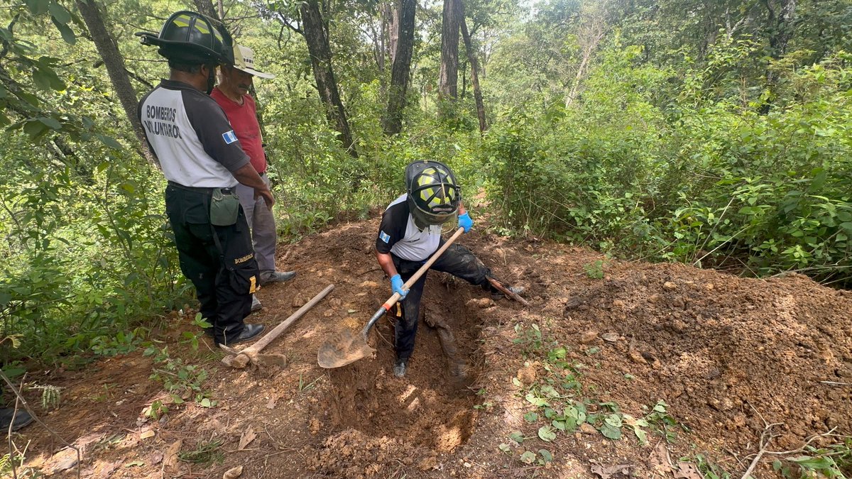 BVoluntariosGT's tweet photo. En una área boscosa de la Finca La Esperanza, Aldea El Chan 1, San Pedro Ayampuc, se desenterró el cadáver de una mujer en una tumba improvisada, al momento no pudo establecerse la identidad.
#CVBalServicio https://t.co/GR0gsrLOX0