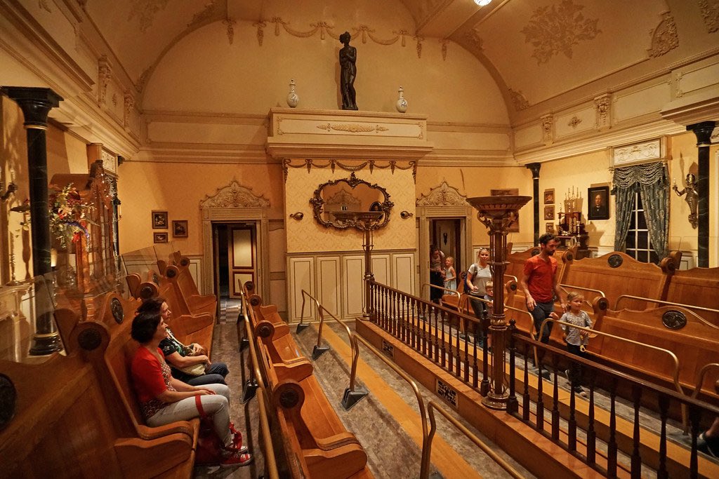 AttackTheme's tweet image. Efteling’s “Villa Volta” is Europe’s first madhouse attraction! Opened in 1996, it tells the eerie tale of a cursed bandit, Hugo. The entire room seems to spin, but it’s all an illusion—perfect for a mind-bending adventure!