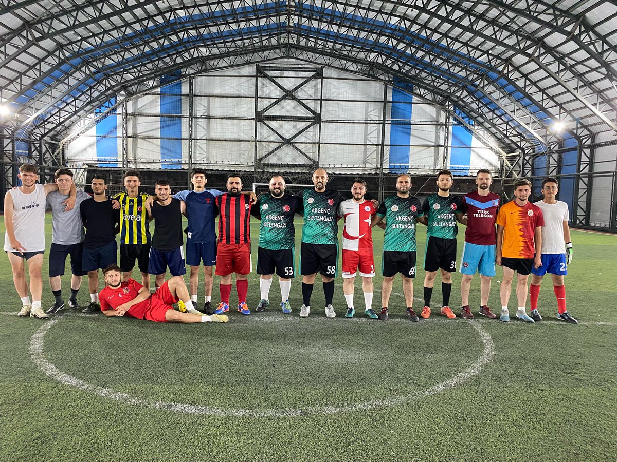 akgencsultangz's tweet photo. Yunus Emre Mahallemizin gençleriyle eğlenceli bir halı saha etkinliğinde bir araya geldik 🤩 

Zafer tabii ki AK Gençliğin 💫🏆🏟️⚽️ https://t.co/RiogcG6y9w
